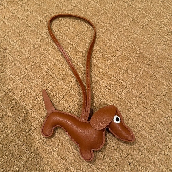 TAN DACHSHUND DOG LOVER BAG CHARM FAUX LEATHER KEYCHAIN ACCESSORY - Picture 2 of 3